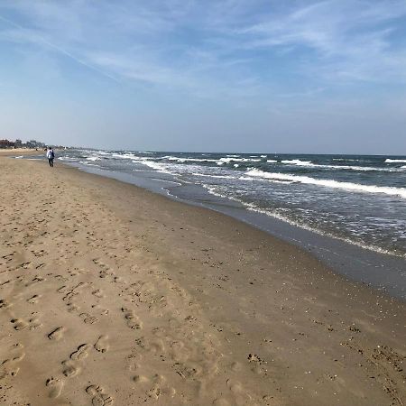 On The Adriatic Beach Tra Venezia Ferrara E Ravenna Sulla Spiaggia Della Riviera Adriatica Llido Degli Estensi Exterior foto