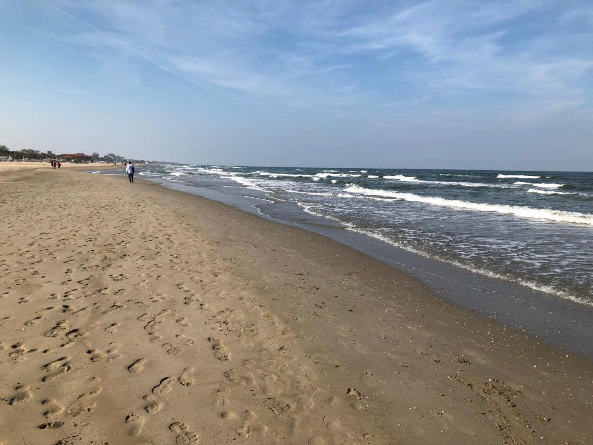 On The Adriatic Beach Tra Venezia Ferrara E Ravenna Sulla Spiaggia Della Riviera Adriatica Llido Degli Estensi Exterior foto